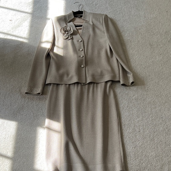 St. John Cream and Beige Tweed Skirt Set with Brooch - Picture 10 of 10